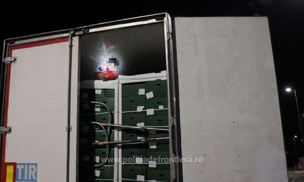 (VIDEO) Cetățean turc, descoperit ascuns într-un transport de pepeni la Calafat
