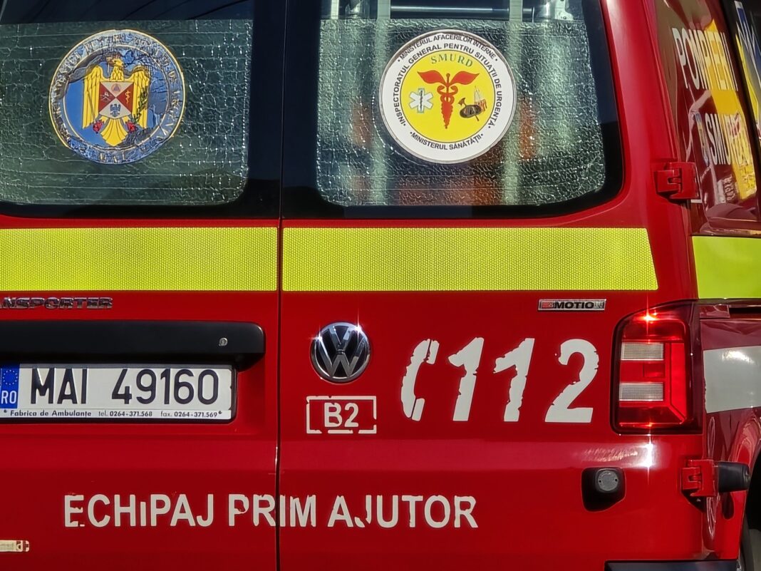 O fetiţă de 2 ani a căzut de la etajul al doilea al unui bloc