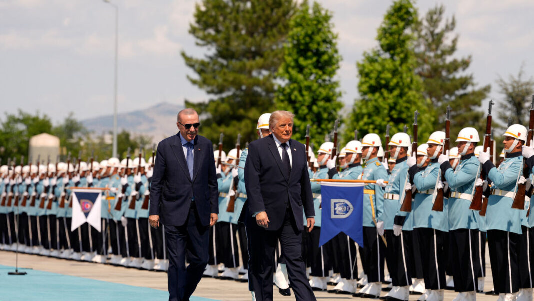 Președintele Donald Trump se plimbă alături de președintele turc Recep Tayyip Erdogan în timpul sosirii oficiale la Complexul Prezidențial Bestepe, la summitul NATO de la Ankara, Turcia, marți, 7 iulie 2026 (Foto: Emrah Gurel)