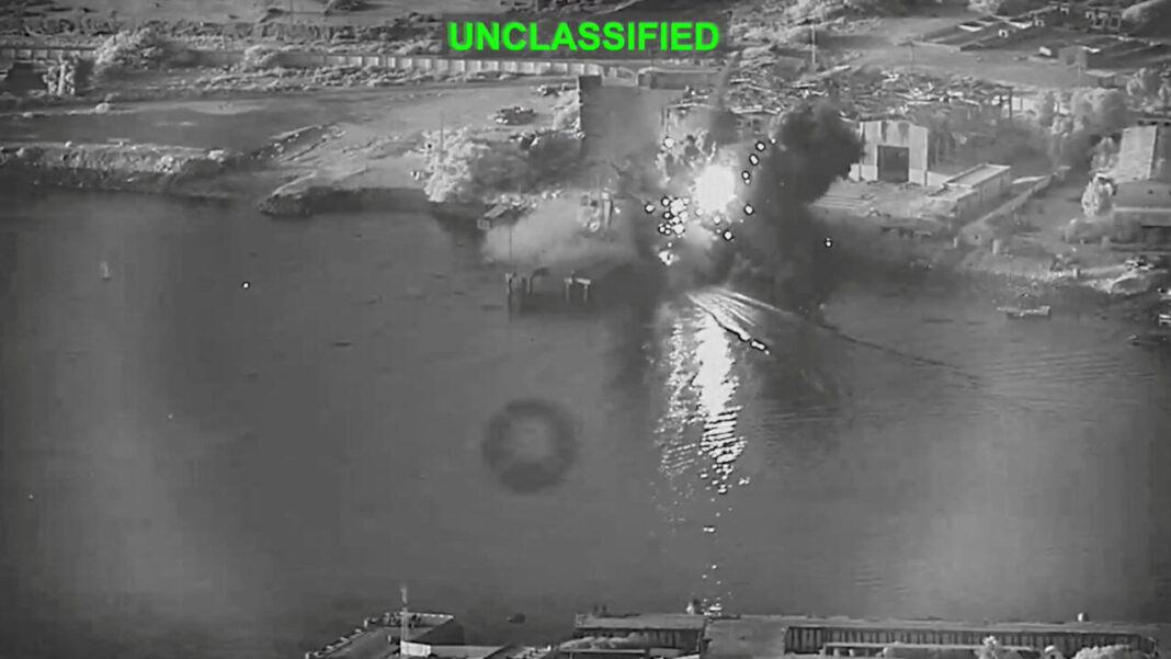 Fumul se ridică după ce o dronă americană de atac unidirecțională de suprafață și-a atins ținta, o instalație de întreținere a submarinelor și navelor, potrivit Comandamentului Central al SUA, în Bandar Abbas, Iran, 13 iulie 2026