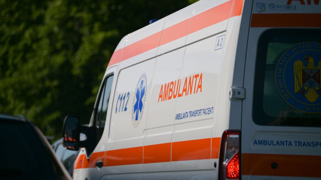 Accident cu trei autoturisme implicate, în Curtișoara. Patru persoane au ajuns la spital