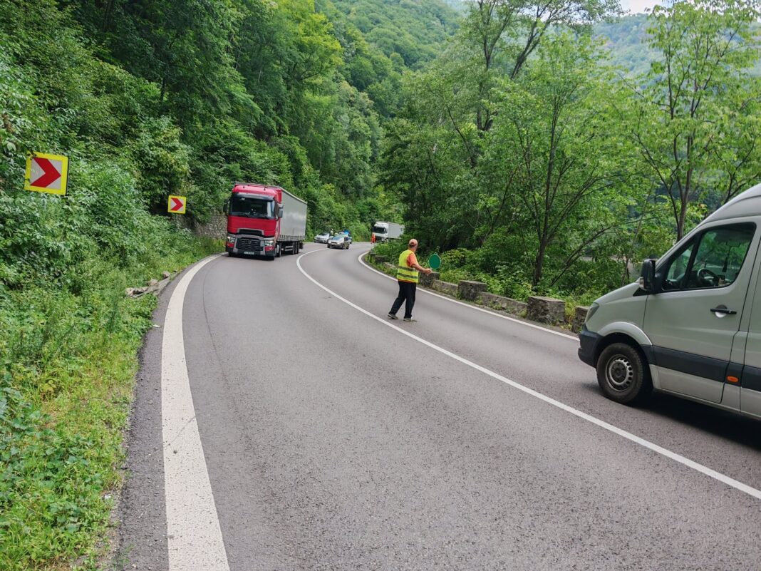 Trafic îngreunat pe Valea Oltului după ce un șofer și-a abandonat mașina pe DN7