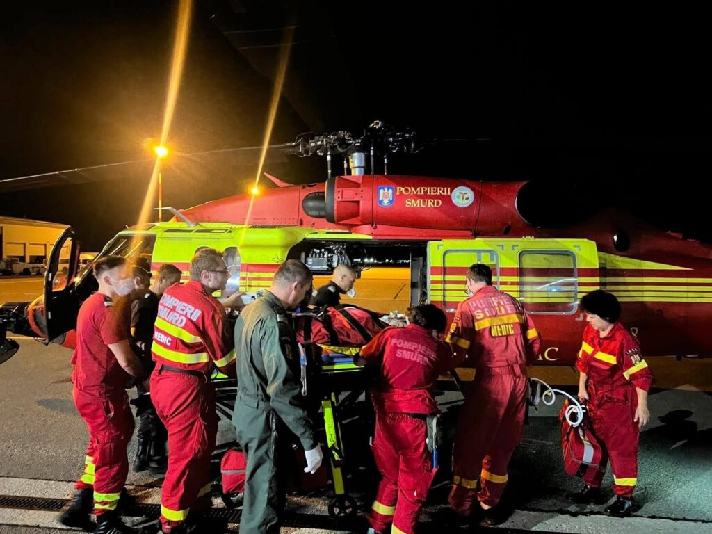 Premieră medicală. Pacientă de 18 ani, transferată de la Craiova la Floreasca cu un elicopter Black Hawk, sub suport ECMO