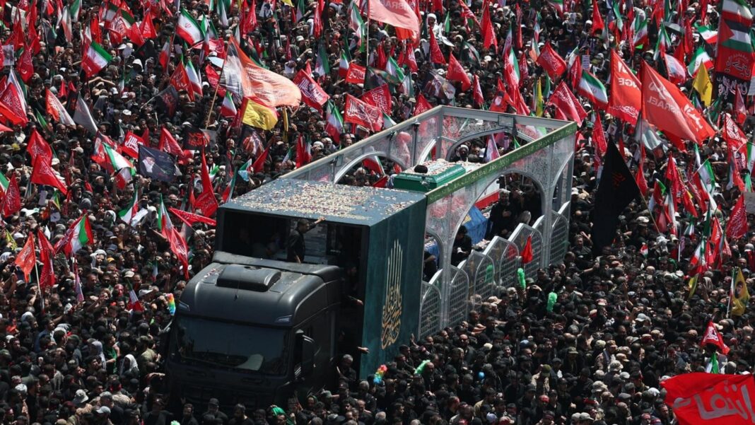 Mulțimi uriașe au umplut străzile din Teheran pentru procesiunea funerară a lui Khamenei