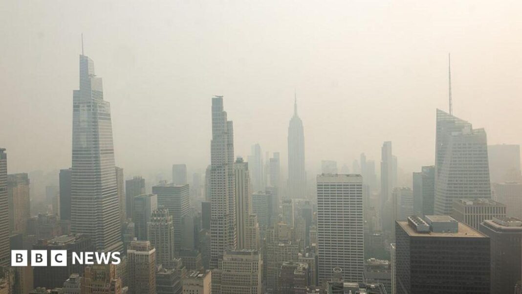 O ceață densă de fum acoperă orașul New York. Guvernatorul statului a numit fenomenul „o situație sanitară foarte gravă”