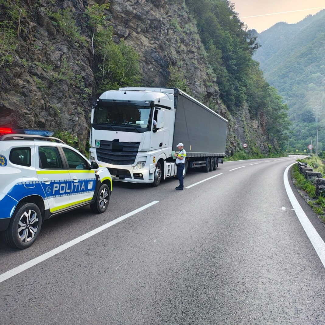 Restricții de circulație pe DN 7, până la 31 august, pentru camioanele de peste 7,5 tone