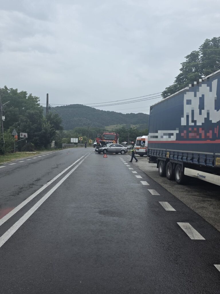 Vâlcea: Accident pe DN 7, în Bujoreni. Două persoane au fost rănite după impactul dintre un TIR și un autoturism