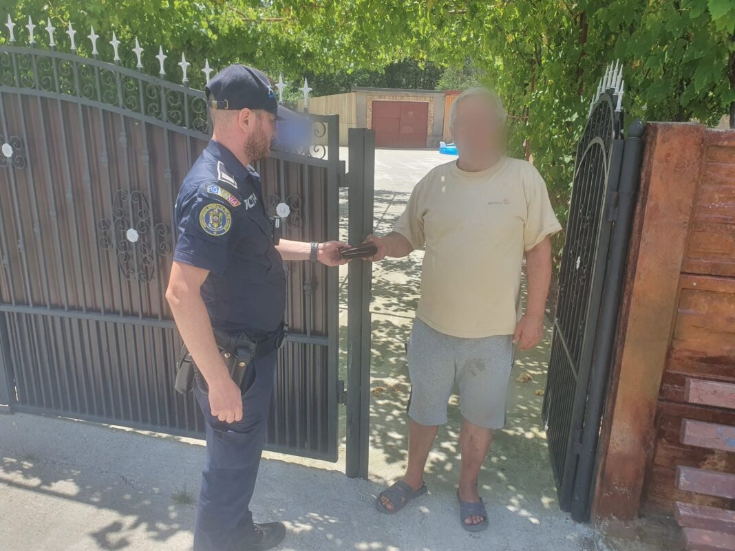 Polițiștii din Slatina au găsit un portofel pierdut și l-au returnat proprietarului