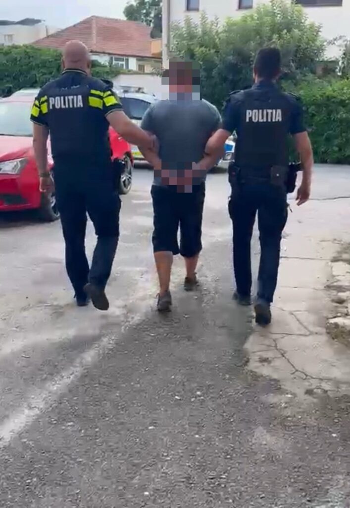 (VIDEO) Craiovean fără permis, reținut după ce a fost prins băut la volan. Avea aproape 2 g/l alcool în sânge