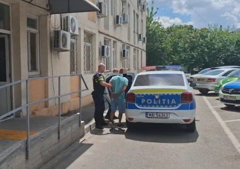 (VIDEO) Bărbat reținut după ce ar fi furat telefonul unui tânăr dintr-o sală de jocuri de noroc din Craiova