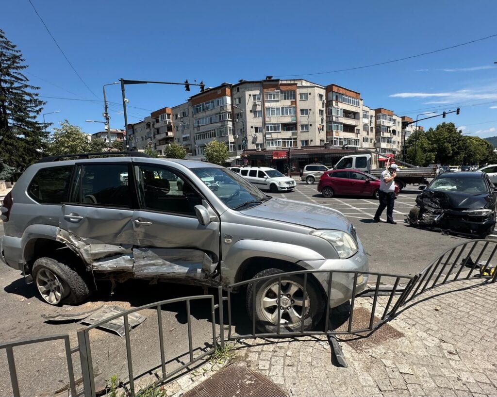 Râmnicu Vâlcea: Trei persoane, între care o fetiță, rănite în urma impactului dintre două mașini