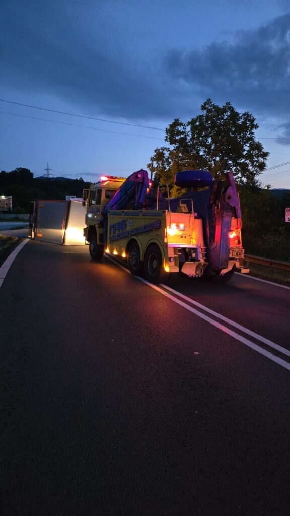 Vâlcea: Un autoturism a intrat pe contrasens și s-a izbit de un TIR pe DN 7