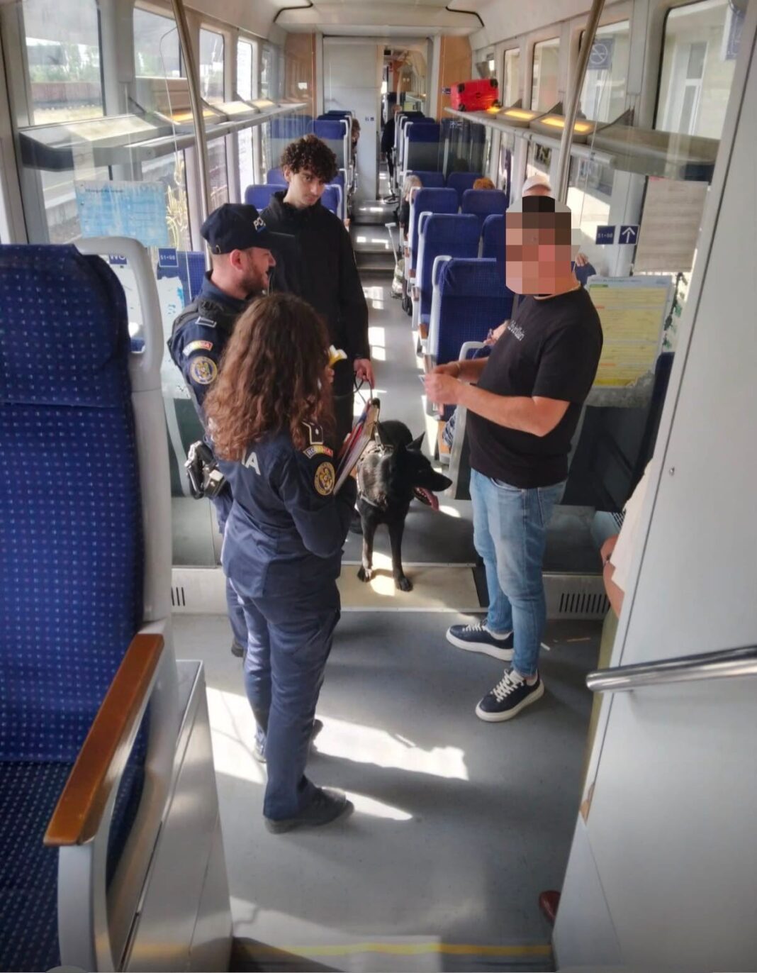 Polițiștii de la Transporturi și reprezentanții CFR Călători au desfășurat controale pentru prevenirea faptelor antisociale și combaterea călătoriei frauduloase