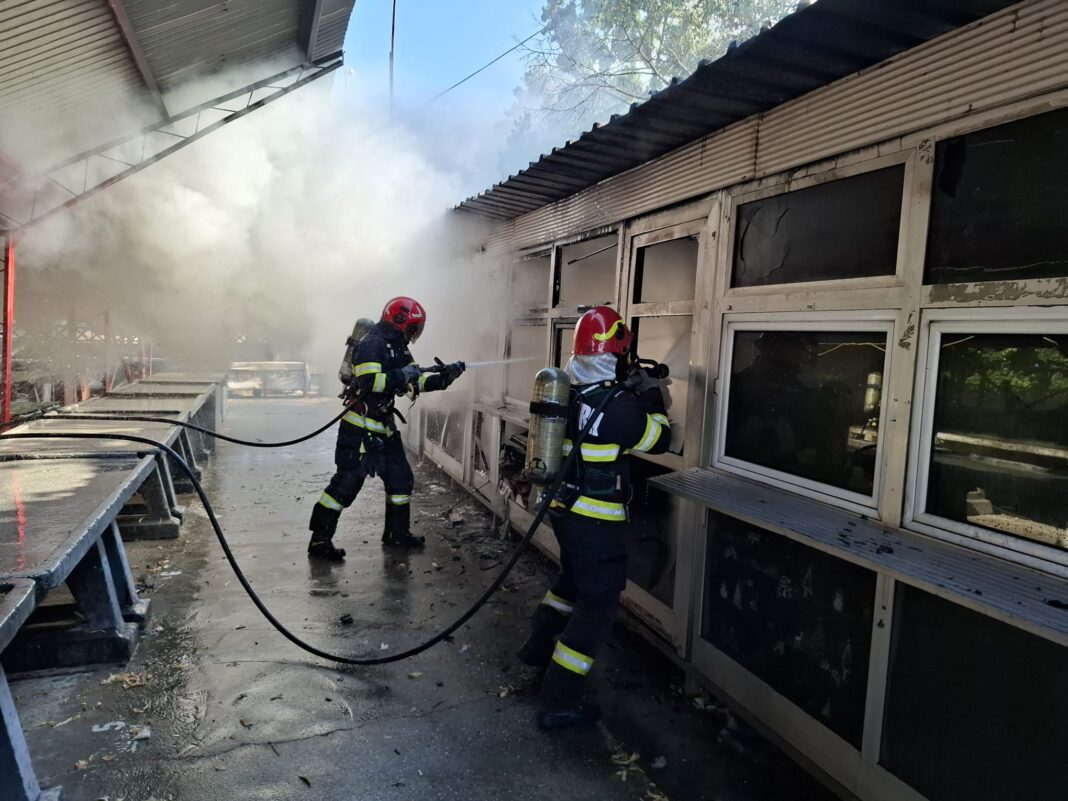 Pompierii au intervenit cu două autospeciale și un echipaj SMURD