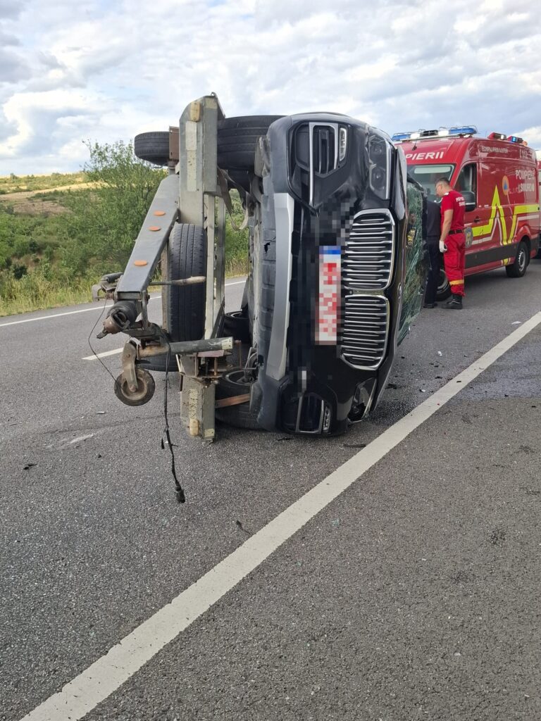 Accident în localitatea Prunișor: un autoturism s-a răsturnat