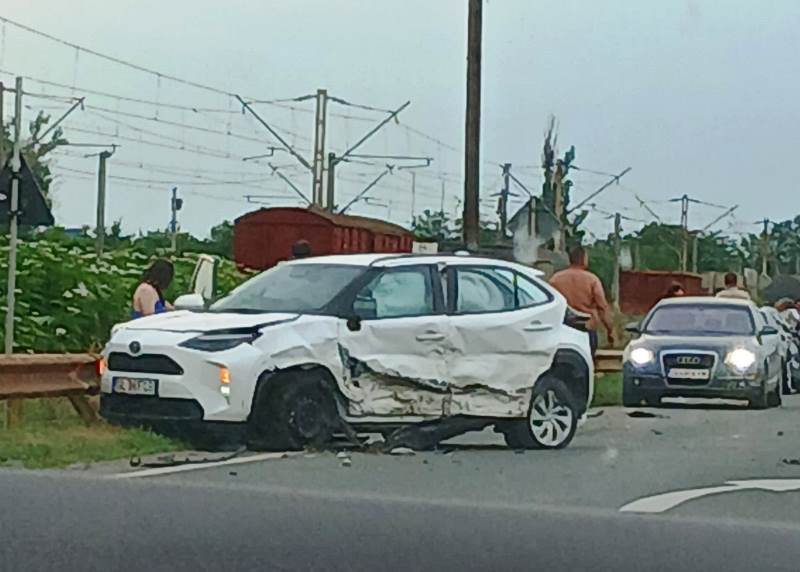 Femeie rănită într-un accident între două autoturisme