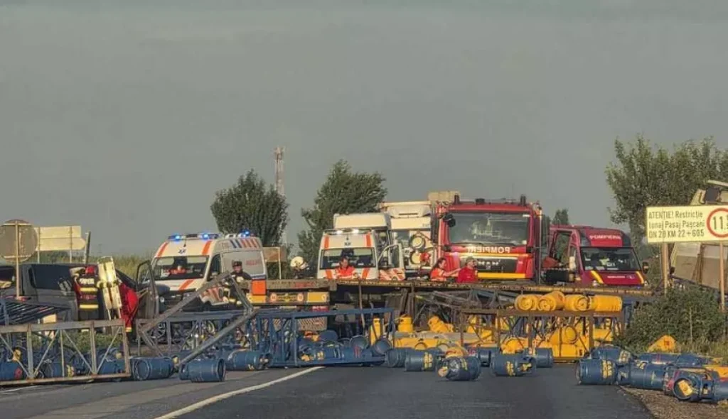 Șase răniți după ce un autoturism s-a ciocnit cu un camion care transporta butelii