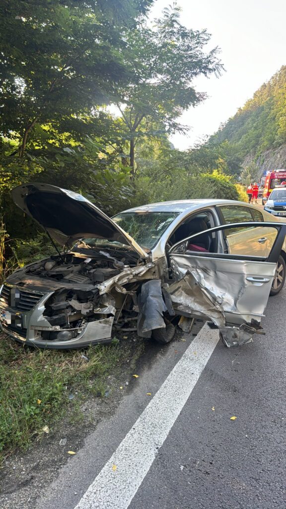 Vâlcea: Un autoturism a intrat pe contrasens și a intrat în coliziune cu un TIR, la Călimănești