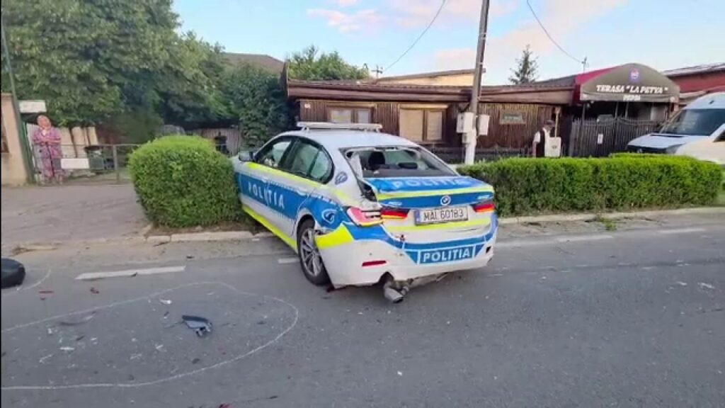 Trei răniți după ce un autocar a lovit o mașină de poliție staționată, proiectând-o într-o motocicletă