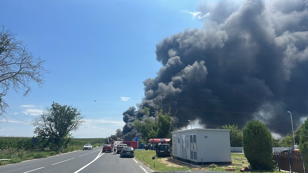 O cisternă încărcată cu benzină a luat foc după ce s-a ciocnit cu un buldoexcavator, pe DN 2A