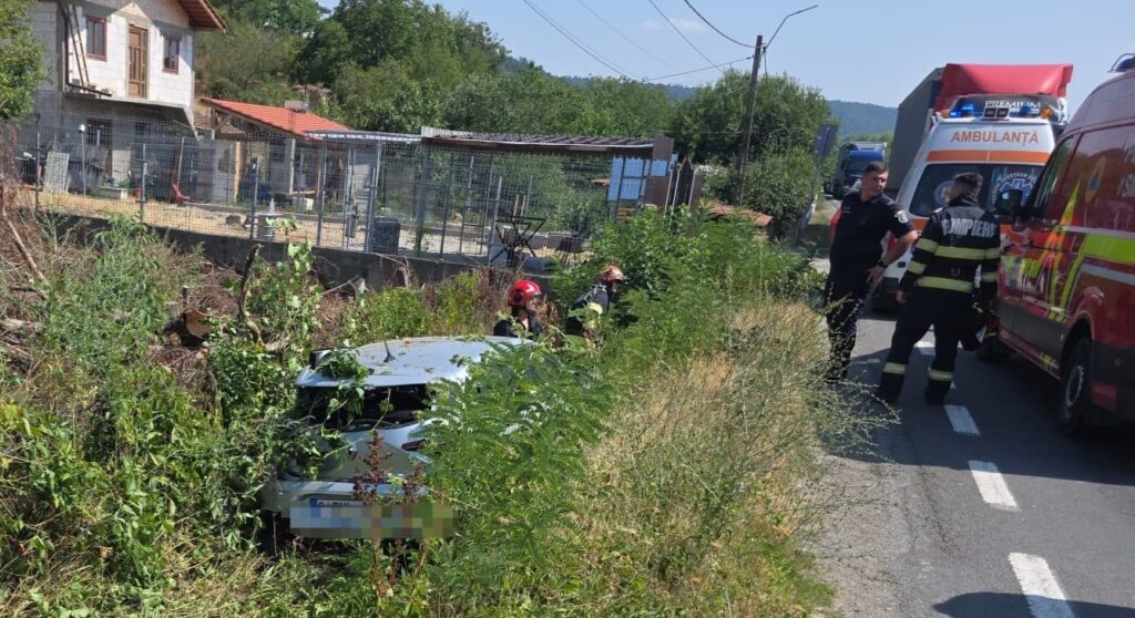 Mehedinți: Trei răniți într-un accident în care au fost implicate un autoturism și un TIR, la Hinova