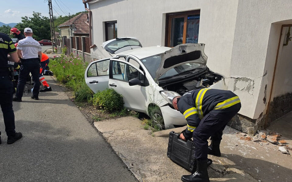 O şoferiţă a intrat cu mașina în peretele unei case