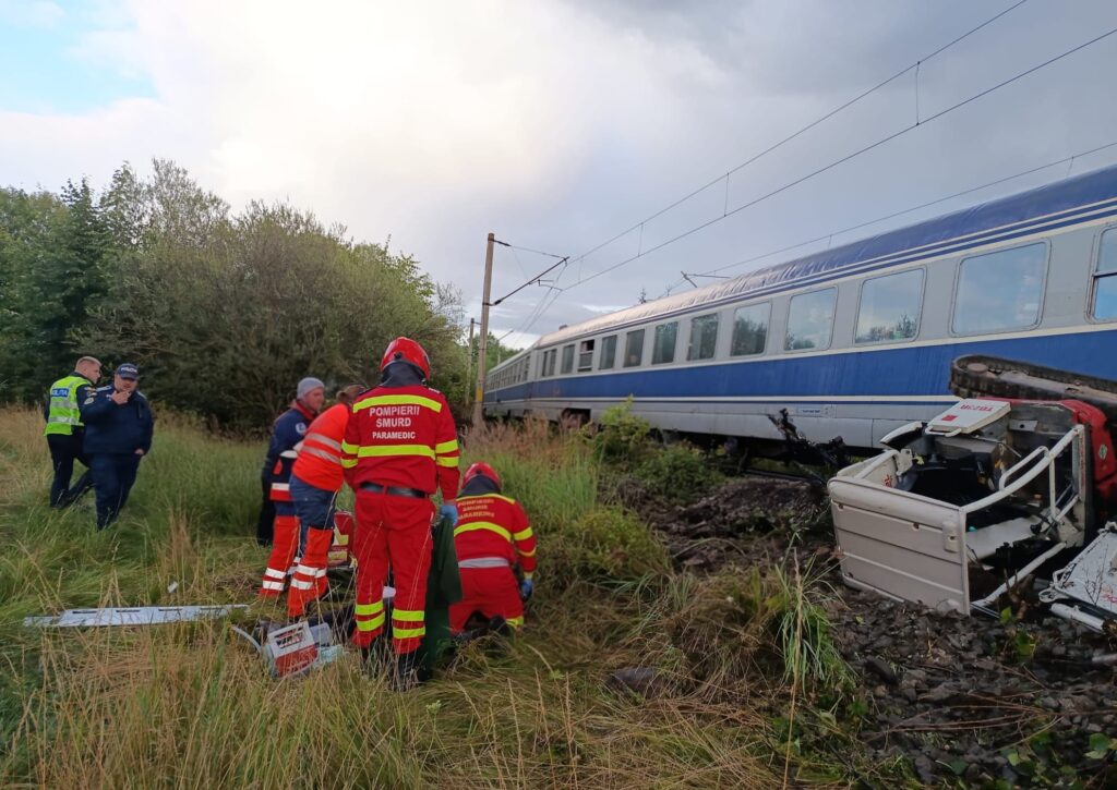 Un muncitor a murit după ce excavatorul cu care lucra lângă calea ferată a fost lovit de tren