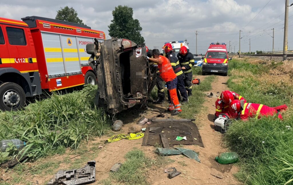Două femei au murit și doi copii au fost grav răniți după ce un autoturism a fost lovit de tren