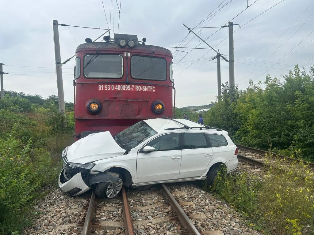 Doi bărbați au murit pe loc după ce mașina lor a fost lovită de tren