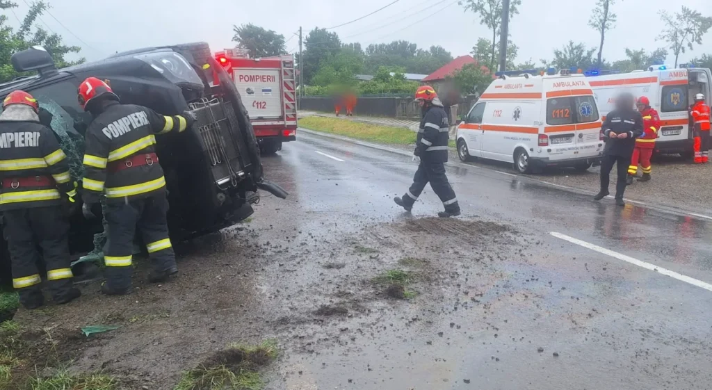 Cinci răniți după ce un microbuz s-a răsturnat