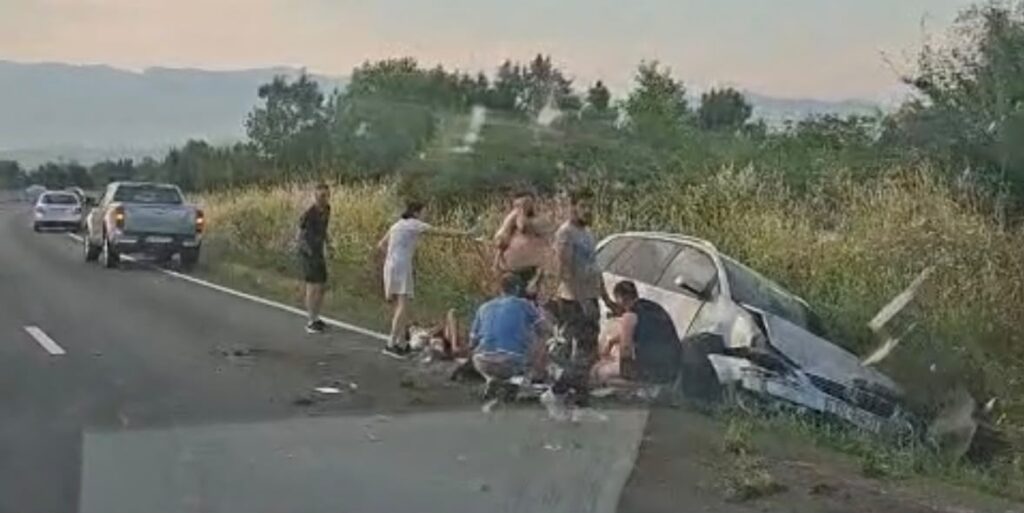 Patru copii şi doi adulţi, răniţi după ce un autoturism a ajuns în șanț
