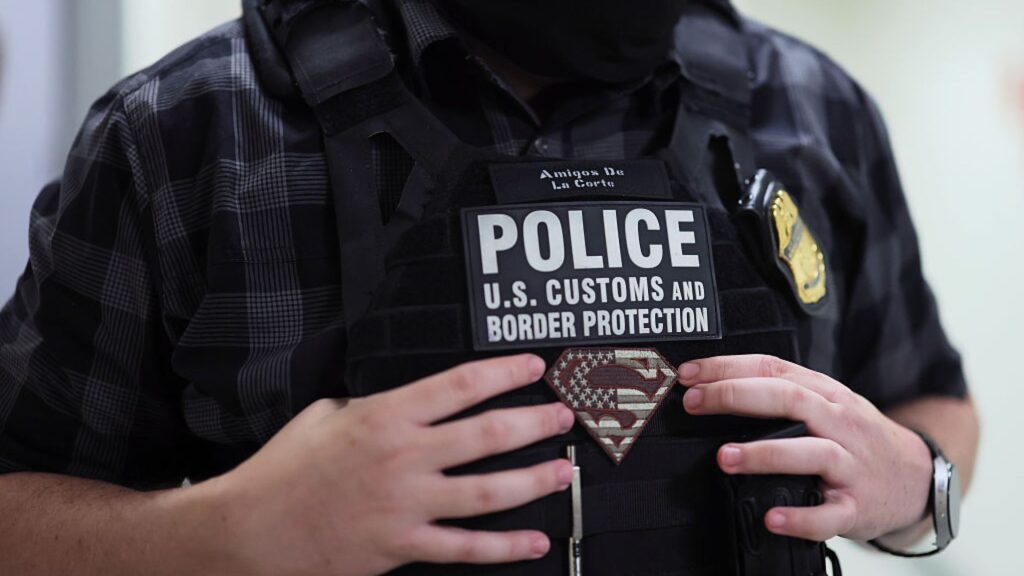 Administrația Trump suspendă majoritatea controalelor ICE în trafic, după ce doi migranți au fost împușcaţi mortal de agenţi