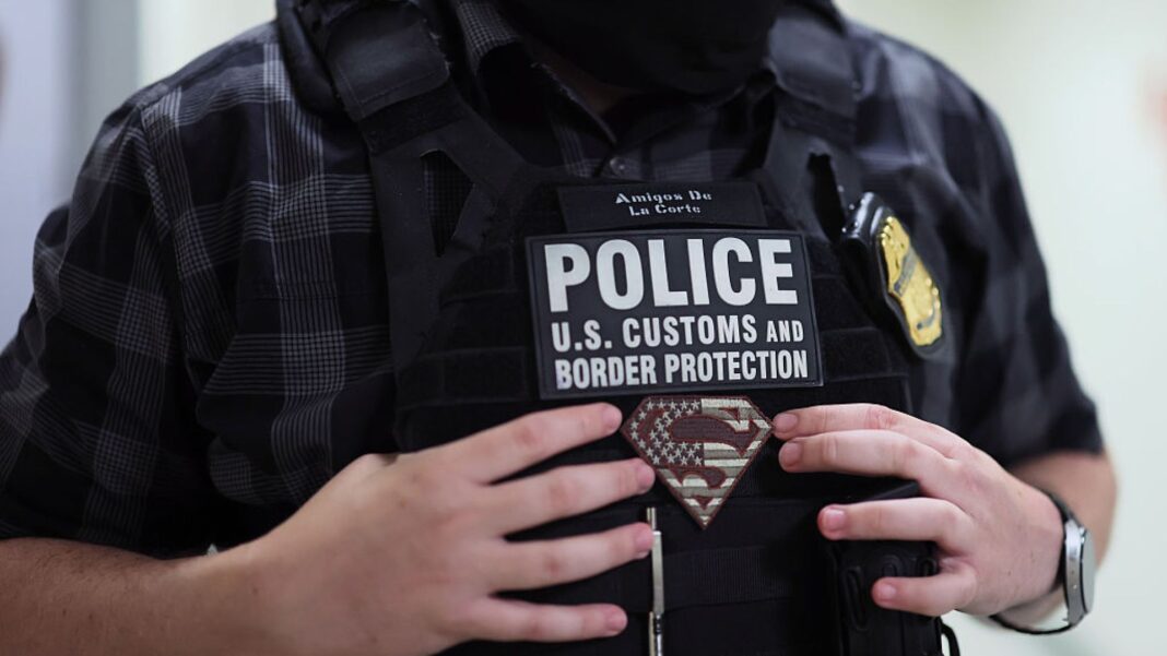 Administrația Trump suspendă majoritatea controalelor ICE în trafic, după ce doi migranți au fost împușcaţi mortal de agenţi