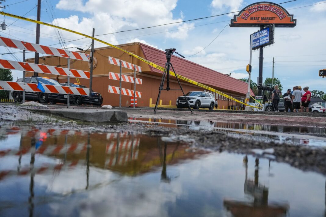 Poliția lucrează pe strada Canal din Houston, marți, 7 iulie 2026, după un atac armat (FOTO: Jacob Lujan/Houston Chronicle/AP)
