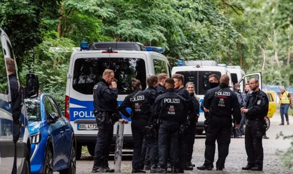 Un tânărul a înjunghiat mortal un bărbat într-o bancă din Germania