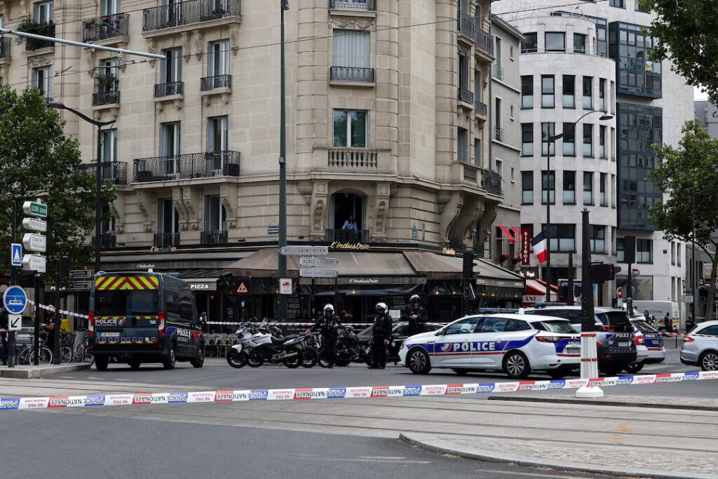 Trei femei, atacate cu cuțitul pe o stradă din Paris