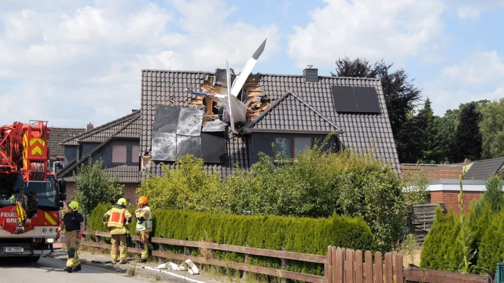 Un avion de mici dimensiuni s-a prăbuşit peste o casă, lângă Bremen