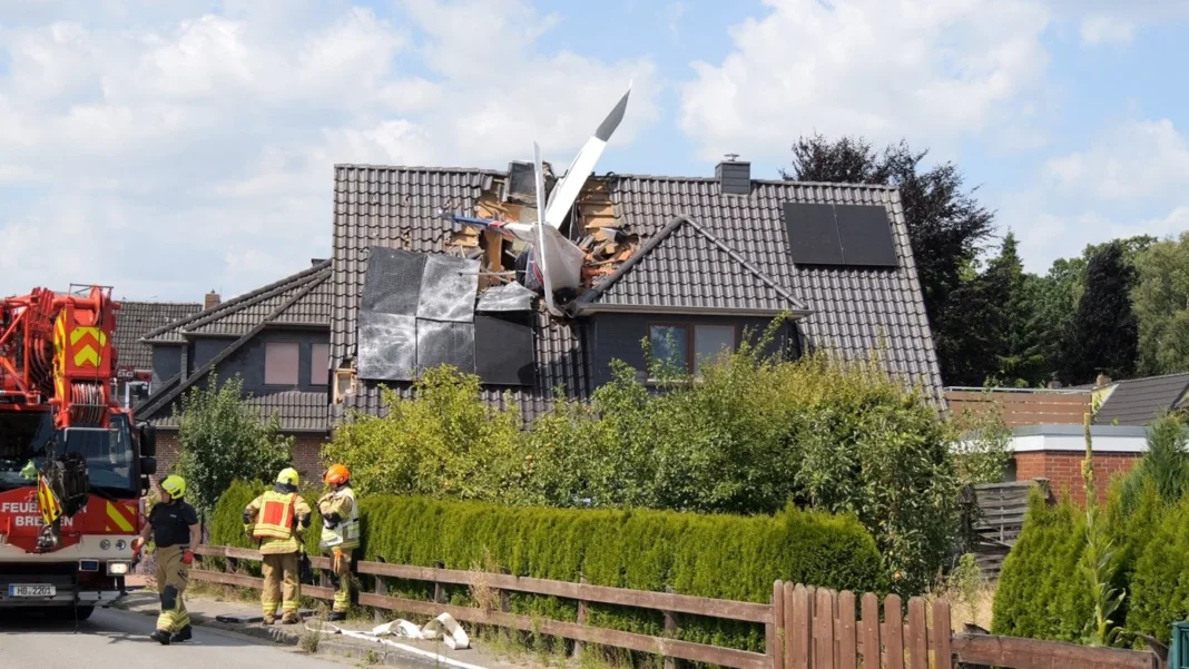 Un avion de mici dimensiuni s-a prăbuşit peste o casă, lângă Bremen