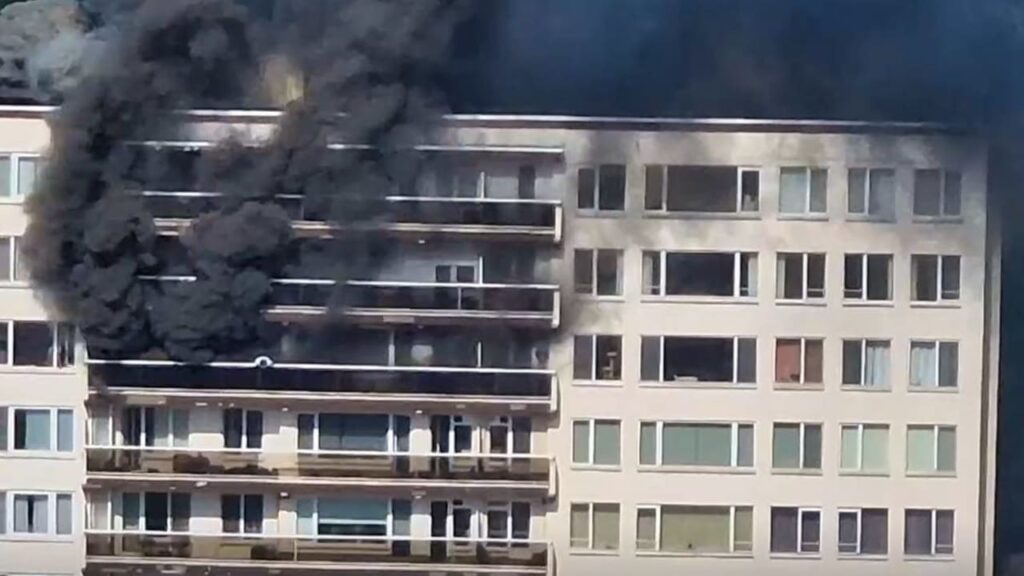 Cel puţin șase morți, după ce un incendiu a cuprins un bloc cu 10 etaje din Anvers