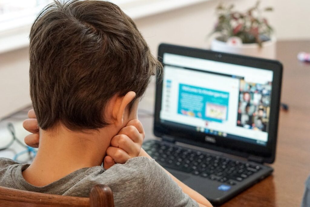 Copiii, tot mai expuși pericolelor din mediul online