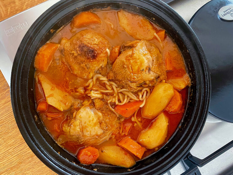 Curry japonez de pui cu tăieței