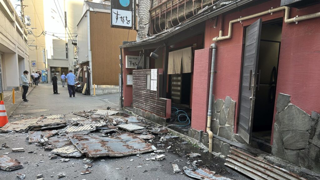 Zeci de răniți, case prăbușite, drumuri crăpate și incendii în urma cutremurului din Japonia
