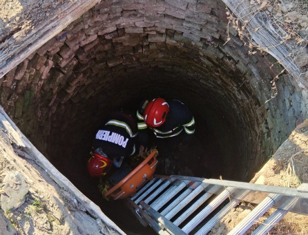 Bărbat salvat de pompieri dintr-o fântână