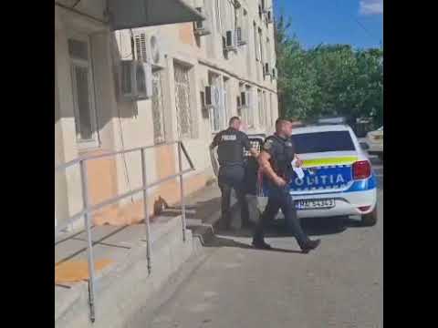 (VIDEO) Tânăr reținut după ce a vandalizat o mașină și a agresat un adolescent, în Craiova