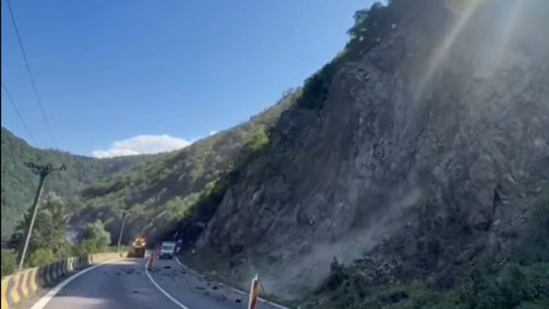 Lucrări pe Valea Oltului, între Călimănești și Câineni, după ce o stâncă a căzut pe DN7