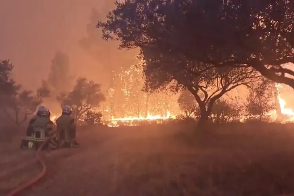 MAE: Atenționare de călătorie pentru Franța. Cod roșu și portocaliu de incendii de vegetație