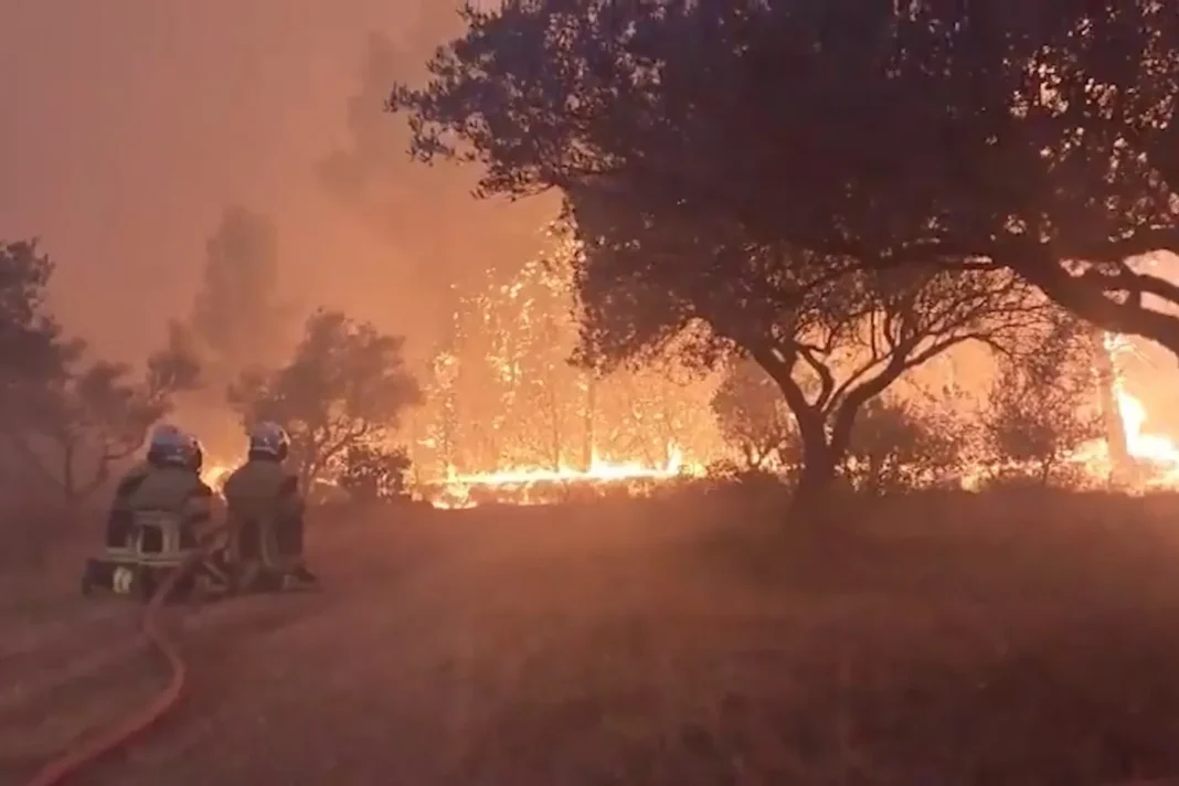 MAE: Atenționare de călătorie pentru Franța. Cod roșu și portocaliu de incendii de vegetație