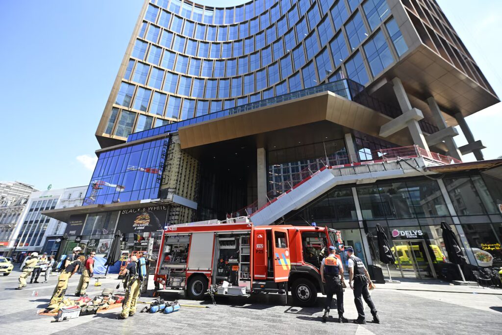 Doi cetățeni români, victime ale incendiului de la clădirea OXY din Bruxelles. Un bărbat a murit, iar un tânăr este internat cu arsuri pe jumătate din corp
