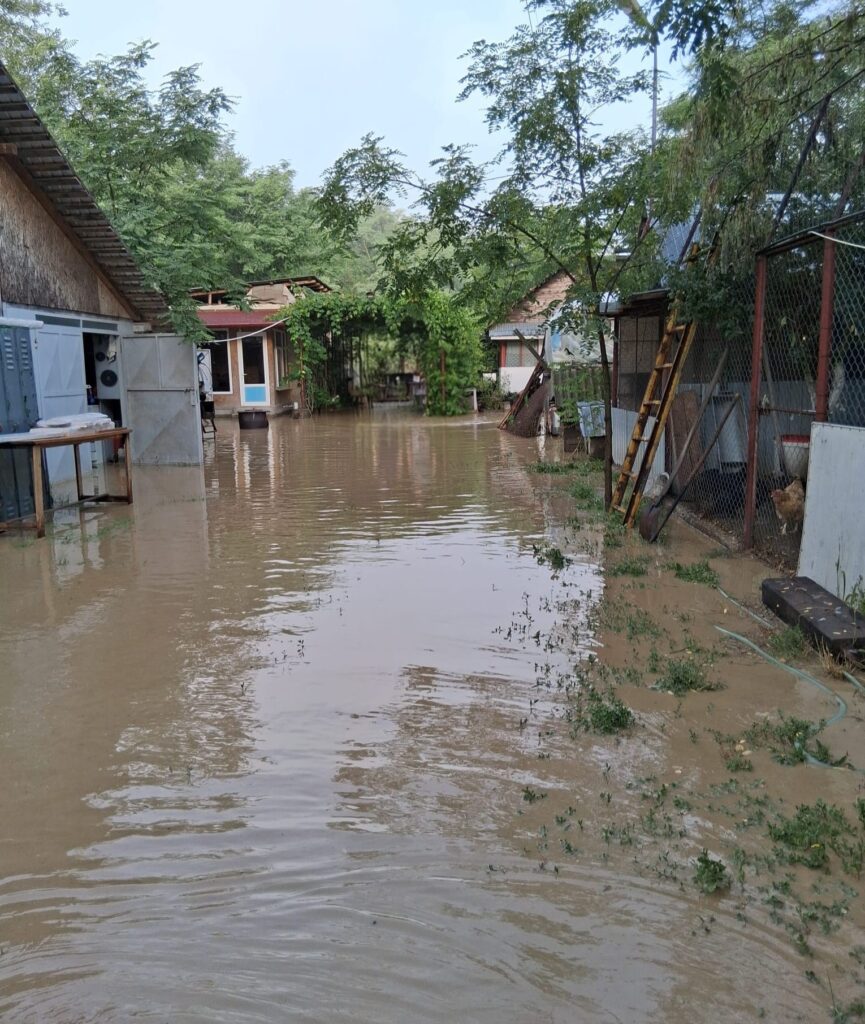 Olt: Pompierii au intervenit pentru evacuarea apei din gospodării din Slatina, Caracal, Piatra-Olt, Drăghiceni, Poboru și Colonești