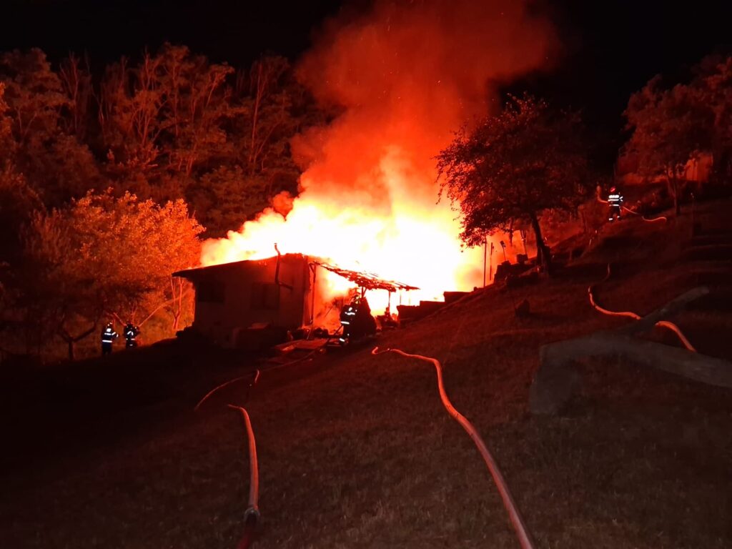 Casă de lemn din Râmnicu Vâlcea, mistuită de incendiu
